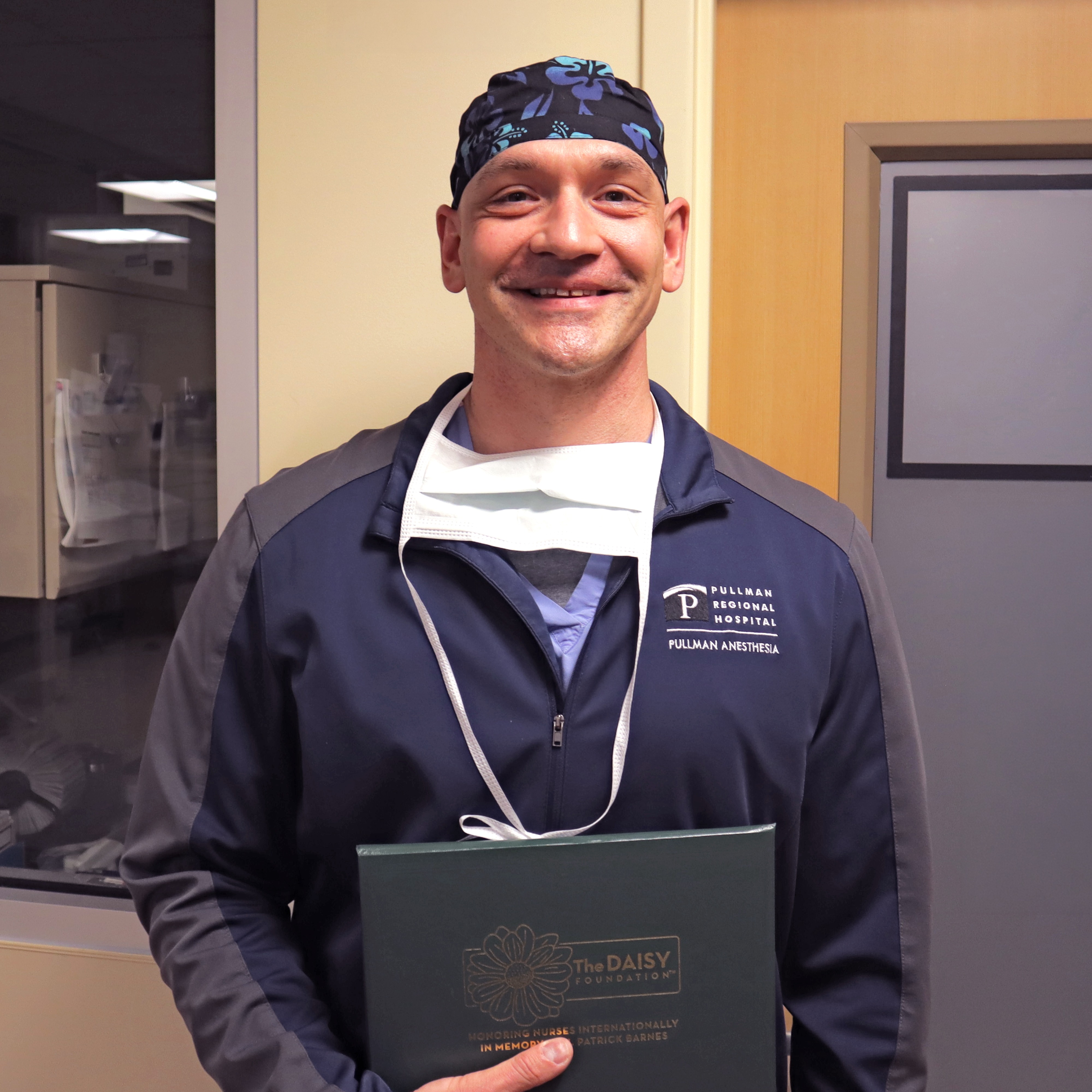 Pullman Regional Hospital CRNA Kyle Jennings Honored with DAISY Award